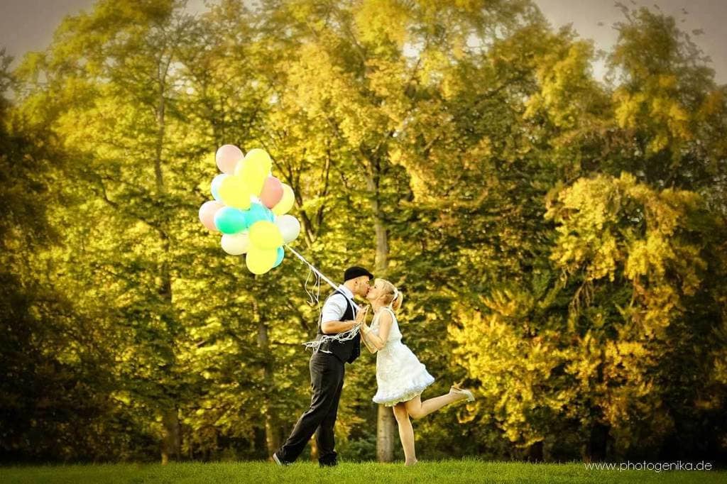 Hochzeitsfoto vom Brautpaar mit Luftballons