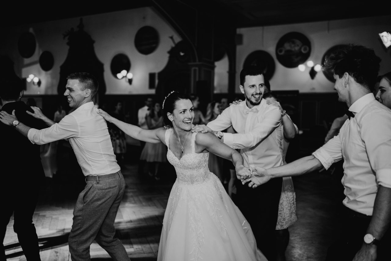 Braut beim ausgelassenen Tanz auf Hochzeitsfeier