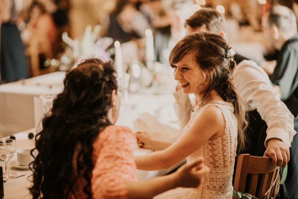 lachende Braut am Tisch sitzend