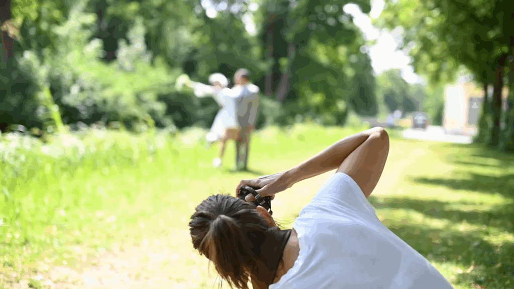 Innovativer Hochzeitsfotograf in München fängt romantische Moment auf grüner Wiese ein.